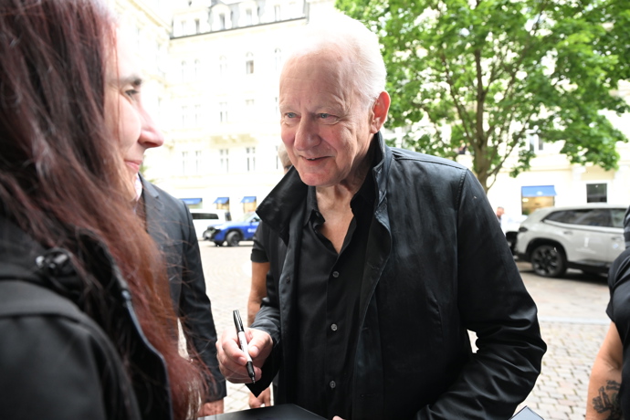FOTO: Stellan Skarsgård rozdal před hotelem desítky podpisů. – stránka 98
