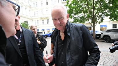 FOTO: Stellan Skarsgård rozdal před hotelem desítky podpisů.