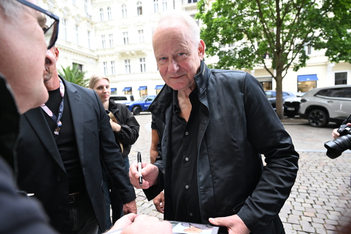 FOTO: Stellan Skarsgård rozdal před hotelem desítky podpisů. – stránka 97