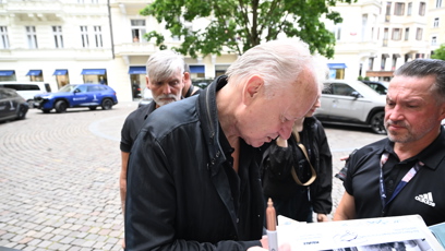 FOTO: Stellan Skarsgård rozdal před hotelem desítky podpisů.