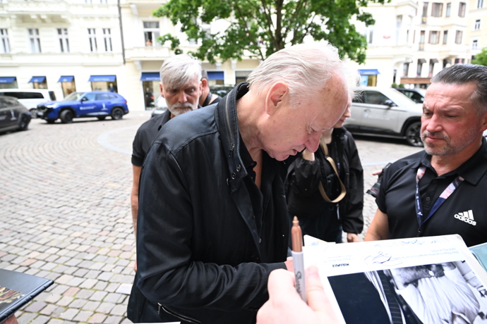 FOTO: Stellan Skarsgård rozdal před hotelem desítky podpisů. – stránka 96