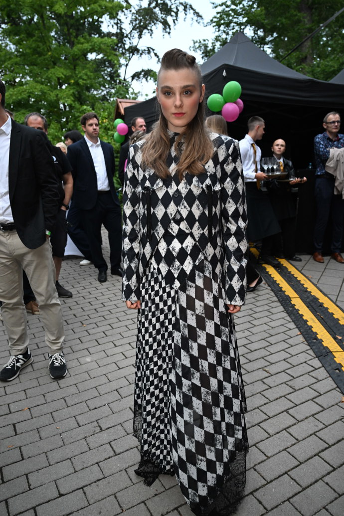 FOTO: Kateřina Flabrová dorazila ve výrazných šatech. – stránka 4