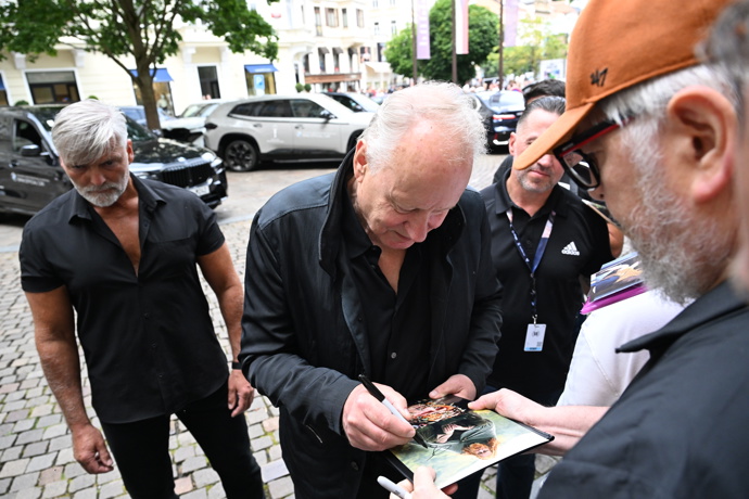FOTO: Stellan Skarsgård rozdal před hotelem desítky podpisů. – stránka 95