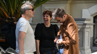 FOTO: Janek Bartoška čistil sluneční brýle.