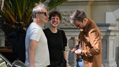FOTO: Janek Bartoška se ujal čištění brýlí.