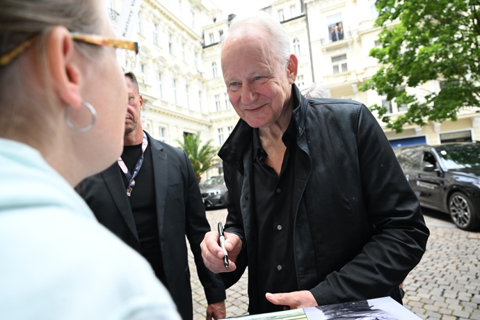 FOTO: Stellan Skarsgård rozdal před hotelem desítky podpisů. – stránka 94
