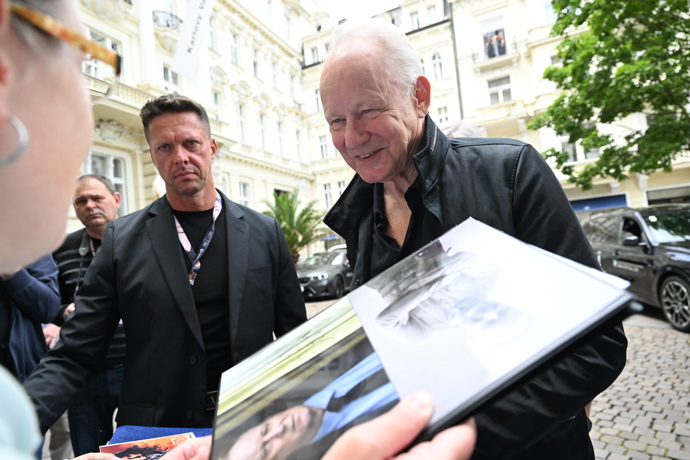 FOTO: Stellan Skarsgård měl výbornou náladu. – stránka 93