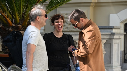 FOTO: Janek Bartoška se ujal čištění brýlí.