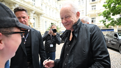 FOTO: Stellan Skarsgård rozdal před hotelem desítky podpisů.