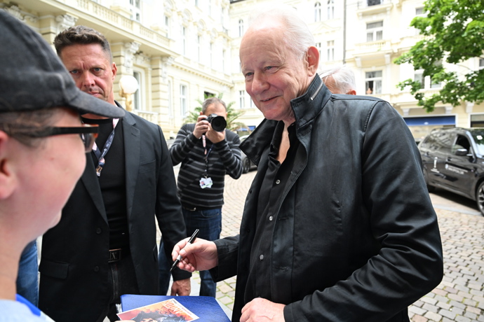 FOTO: Stellan Skarsgård rozdal před hotelem desítky podpisů. – stránka 92