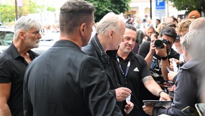 FOTO: Stellan Skarsgård rozdal před hotelem desítky podpisů.