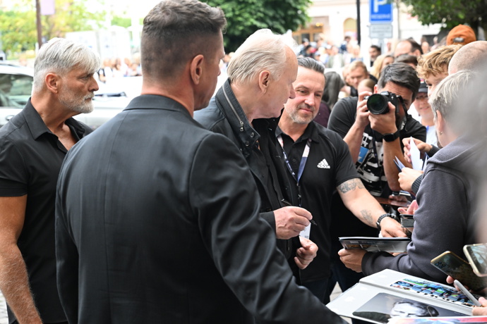 FOTO: Stellan Skarsgård rozdal před hotelem desítky podpisů. – stránka 91