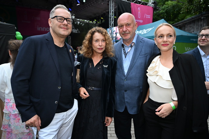 FOTO: Petra Buzková doplnila svůj look stříbrným páskem značky Ferragamo. – stránka 3