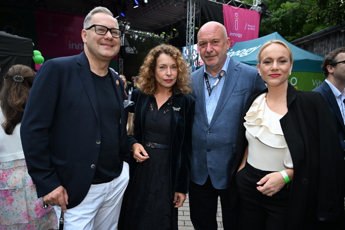 FOTO: Buzková trávila večer s partnerem a přáteli. – stránka 2