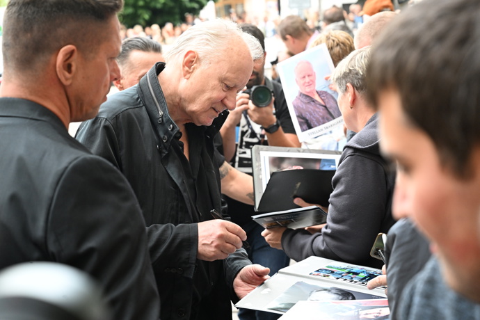 FOTO: O Stellana Skarsgårda byl velký zájem. – stránka 82