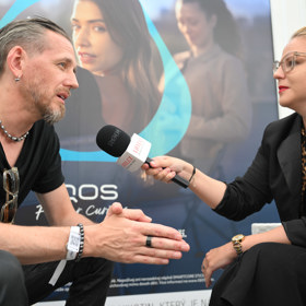 Fotograf Tomáš Třeštík během rozhovoru pro Lifee.