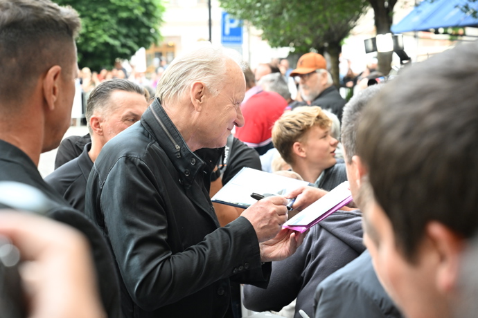 FOTO: O Stellana Skarsgårda byl velký zájem. – stránka 83