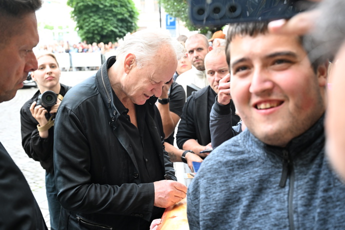 FOTO: O Stellana Skarsgårda byl velký zájem. – stránka 88