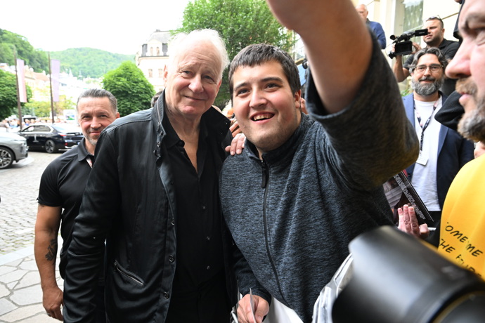 FOTO: Stellan Skarsgård neodmítl ani selfie. – stránka 87