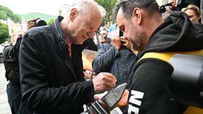 FOTO: Stellan Skarsgård se podepisoval i na různé předměty.