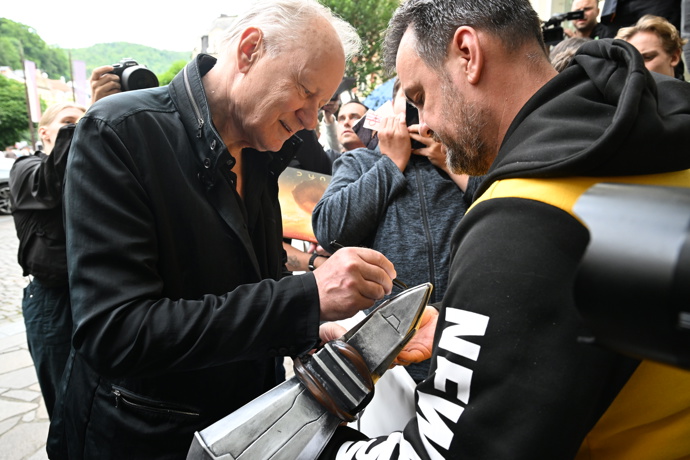 FOTO: Stellan Skarsgård se podepisoval i na různé předměty. – stránka 86