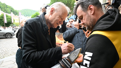 FOTO: Stellan Skarsgård se podepisoval i na různé předměty.