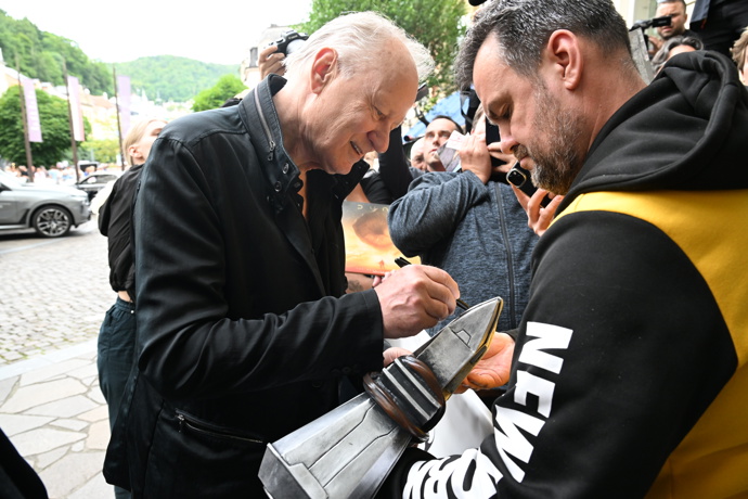 FOTO: Stellan Skarsgård se podepisoval i na různé předměty. – stránka 85