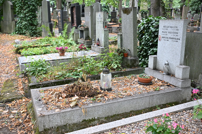 FOTO: Hrobeček Hany Krampolové. – stránka 7