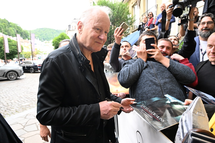 FOTO: Stellan Skarsgård rozdal mnoho podpisů. – stránka 78