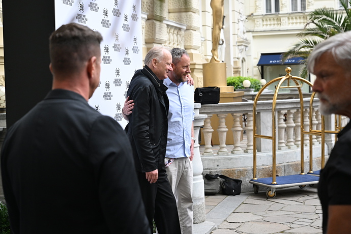 FOTO: Stellan Skarsgård nevynechal ani společné foto s Kryštofem Muchou. – stránka 20