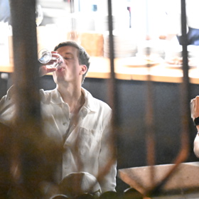 Daniel Krejčík si neodpustil drink.