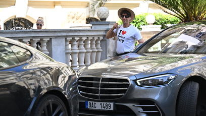 FOTO: Vysmátý Milan Peroutka s trikem „I Love Karlovy Vary”.