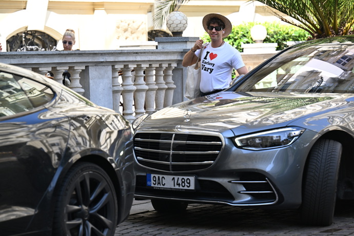 FOTO: Vysmátý Milan Peroutka s trikem „I Love Karlovy Vary”. – stránka 83
