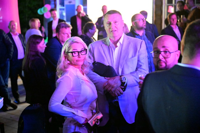 FOTO: Lenka Dragounová v obklopení mužů. – stránka 2