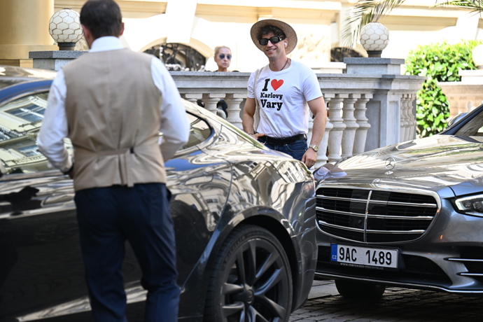 FOTO: Vysmátý Milan Peroutka s trikem „I Love Karlovy Vary”. – stránka 82