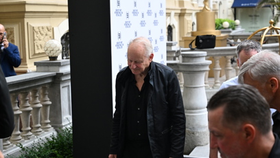 FOTO: Stellan Skarsgård po podpisech zamířil na hotel.