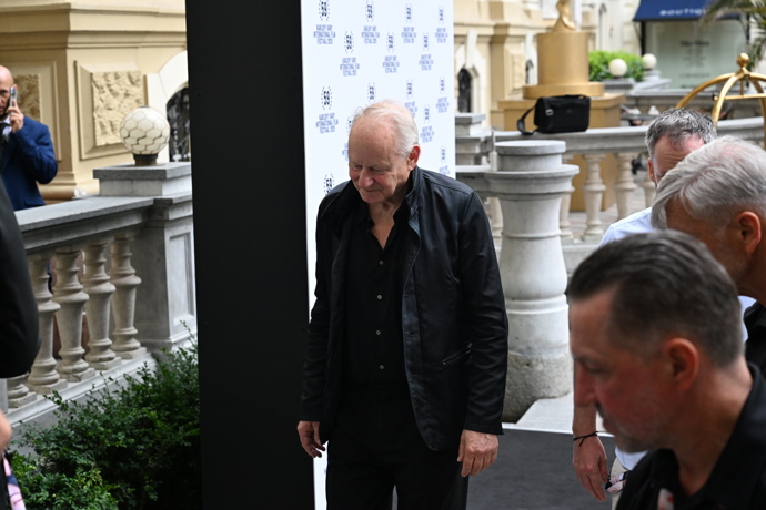 FOTO: Stellan Skarsgård po podpisech zamířil na hotel. – stránka 81