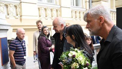 FOTO: Stellan Skarsgård po podpisech zamířil na hotel.