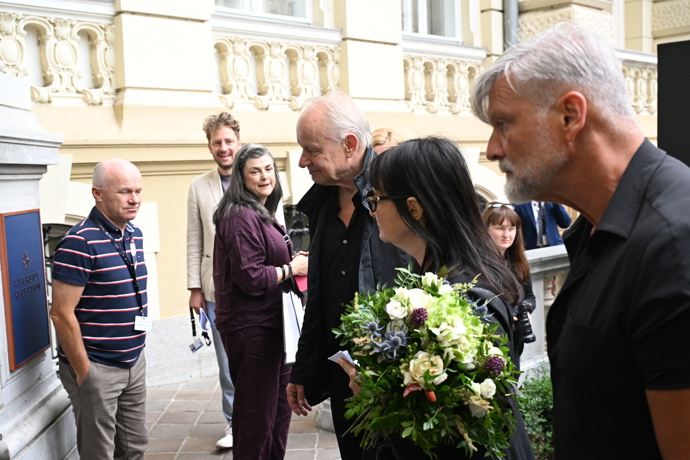 FOTO: Stellan Skarsgård po podpisech zamířil na hotel. – stránka 80