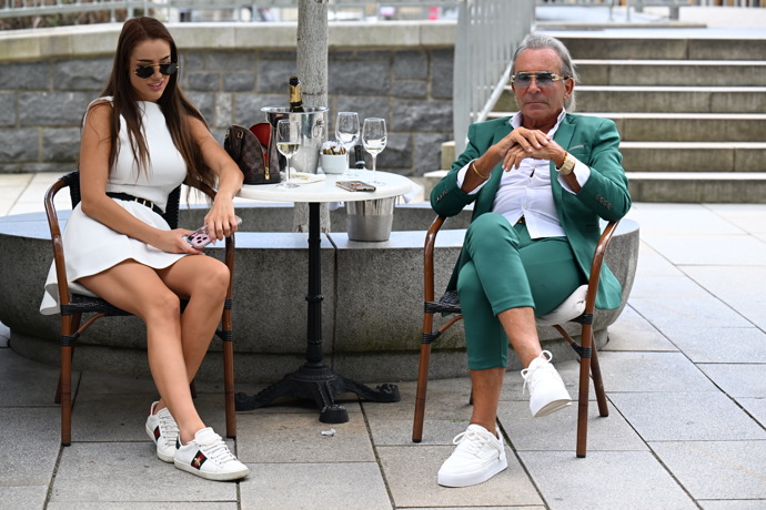 FOTO: Leo Beránek opět u lahve šampaňského. – stránka 101