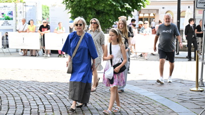 FOTO: Jana Švandová přijela v letních modrých šatech.