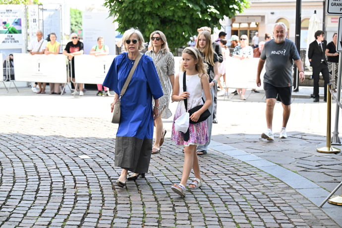 FOTO: Jana Švandová přijela v letních modrých šatech. – stránka 20
