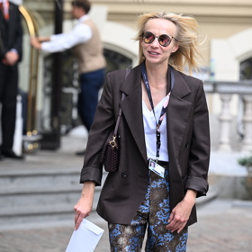 Jana Plodková pro příjezd zvolila formální sako a ležérní kalhoty.