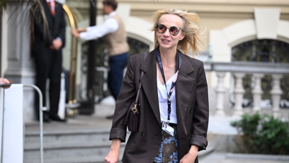 FOTO: Jana Plodková pro příjezd zvolila formální sako a ležérní kalhoty.