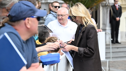 FOTO: Plodková se zdržela a rozdávala autogramy.