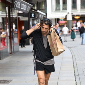 Jordan Haj nakupoval oplatky.