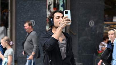 FOTO: Jordan asi s někým telefonoval na videohovoru.
