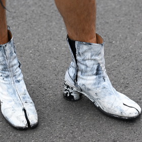 Hudebník sáhnul například po těchto "velbloudích" kozačkách.