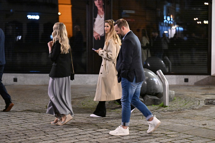 FOTO: Bernášková na cestě z párty. – stránka 7