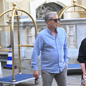 Jiří Macháček u hotelu Pupp. 